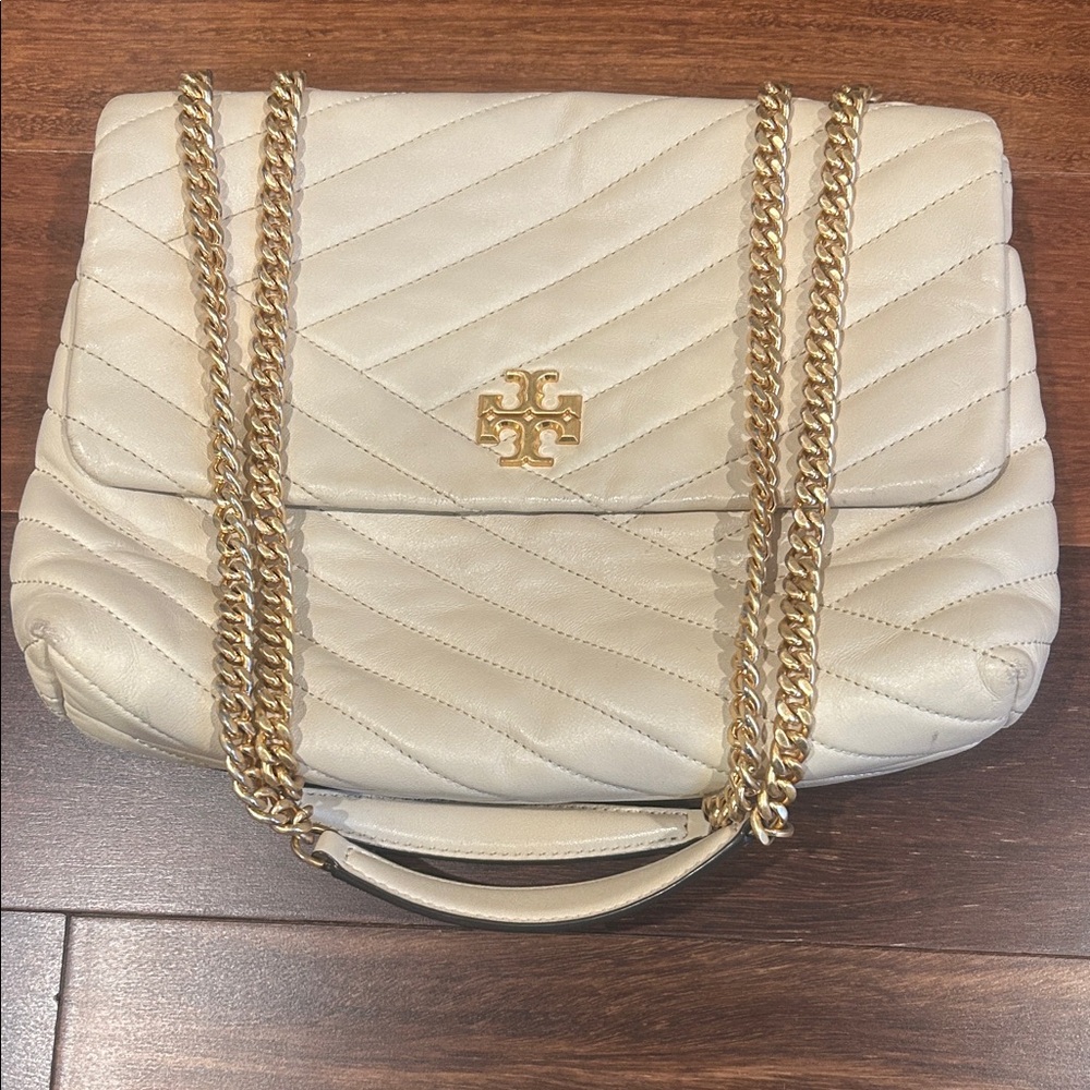 Tory Burch Quilted Cream Shoulder Bag with Gold Chain in Great condition